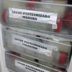 Bebe se alimenta mediante banco de leche humana