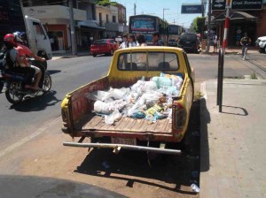 Camioneta frente a la Policia (1077 x 807)