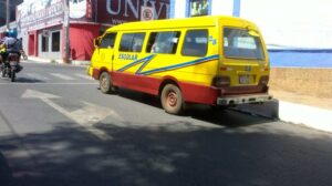 Imagen tomada ayer cerca del mediodía, el transporte escolar espera a su pasajero en lugar prohibido estacionar