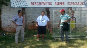 En la imagen el presidente de la institución Víctor Gonzalez, el tesorero Manuel Sardi y el encargado de trabajos de renovación de portones de acceso al campo de juego