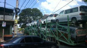 El camión de gran porte no solo dejo a varios sin linea telefónica sino también detuvo el transito por varios minutos.