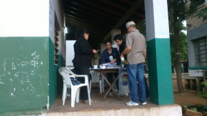 Imagen de las 06:30 horas local del colegio Sgta Silva, en plena tarea de instalación de útiles 