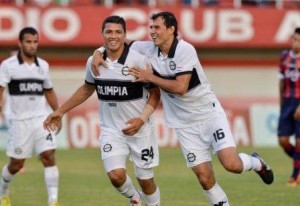 Olimpia hunde al Ciclón. En una nueva edición del Superclásico, el franjeado logra una importante victoria anímica y lo deja en la cola a Cerro Porteño.