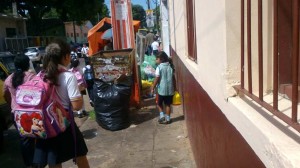 Los residuos tapan totalmente la vereda por donde cientos de niños y jóvenes estudiantes deben pasar todos los días. (Click para agrandar imagen)