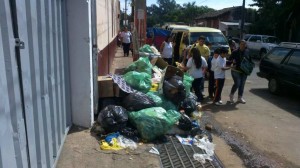 Lamentable imagen que ofrece la vereda de dos instituciones educativas y que están en las narices de las autoridades municipales