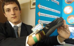 Es un guante para motociclista adaptado- puede reconocer el movimiento en el espacio y la posición de la mano, lo transmite a la consola, donde se reconoce y "traduce" la seña a una palabra o frase