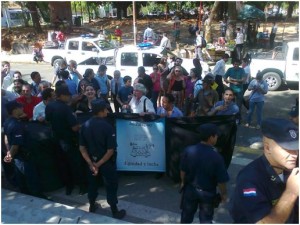 La pacífica marcha se detuvo, solo por un momento, frente al palacio de justicia a causa del frontón policial.