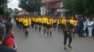 Elegantes jóvenes marcharon por la calle Tte Benítez