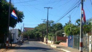 La calle Del Maestro esta totalmente ornamentada con los colores patrios, con banderas y escarapelas