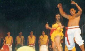 Lázaro Medina, aparece bailando junto al ballet al que dio gran parte de su tiempo en vida