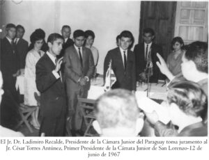 Imagen deaquel 12 de junio de 1967, día en que el Jr César Antúnez tomó juramente para ser el primer presidente de la JCI San Lorenzo