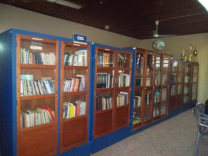 La Biblioteca Pública Viriato Díaz Pèrez esta frente al edificio municipal