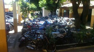 Las andanzas de los motochorros son imparables y cada día se registran víctimas por parte de éstos indeseables. (Imagen motos que se encuentran dentro de la comisaría de San Lorenzo) 