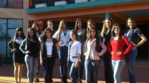 Las candidatas posan frente al edificio municipal. (falta una que pidió permiso para cumplir con un compromiso)