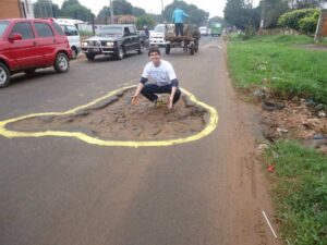 A mas de pedir firmas, también procedieron a señalar con pinturas algunos de los numerosos baches