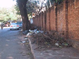 Un espectáculo deprimente, es la que ofrece esta vereda ubicada en pleno centro de la ciudad. (click para agrandar)