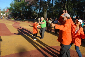 Una funcionaria de Aseo Urbano bailando alegremente con el intendente Ferrer. Fue esta mañana durante la tradicional Diana Mbaya