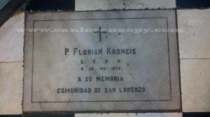 Tumba del padre Florian Kroneis, ubicado a la entrada de la catedral de San Lorenzo.