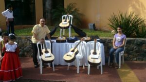 Profesor Walter Molinas y su hija en una exposición realizada en la peatonal municipal.