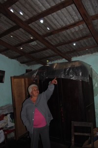 Una de las afectadas por el temporal del sábado muestra los daños en el techo de su casa ocasionado por los granizos. 