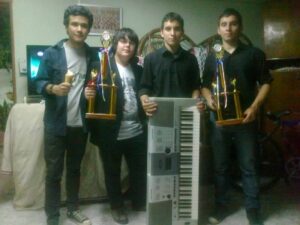 Grupo Kunay ganador del primer puesto en categoria de grupos, en la misma imagern aparece Sebastian Benitez (con trofeo) ganador de la categoría solistas