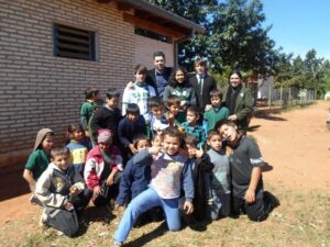 Miembros del C.E.L.S.P con alumnos de la escuela "Vicente Aguero" de Capiata