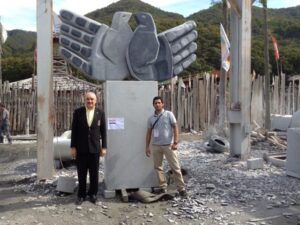 En la imagen el joven Sergio Jara con el embajador de Paraguay en Corea y la escultura.