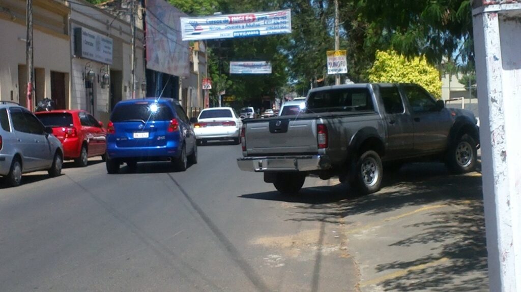 La foto es elocuente, los vehiculos estan mitad en la vereda de la plaza y la otra mitad sale peligrosamente en la calle