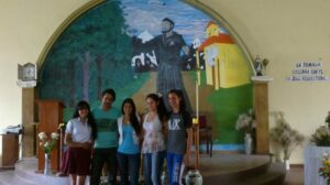 El grupo que nos recibió en la capilla San Francisco de Asís de Barcequillo.