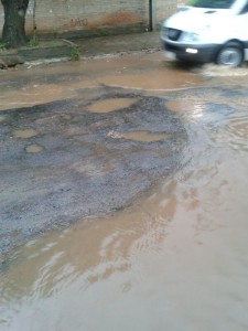 Otro problema que queda luego de las intensas lluvias son los baches en varias calles y avenidas importantes de la ciudad, como la de la foto, (avda Libertad casi Laguna Grande de San Miguel)