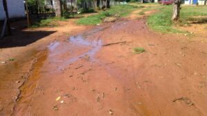 Situación actual de la calle Maizal y Palo Santo de Laurelty. Esta dificultad es permanente ya que la empresa tarda días en reparar el daño.