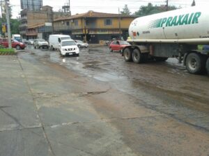 Prácticamente no hay formas de esquivar los innumerables baches del lugar. La sesacion es que en cualquier momento puede haber algún accidente. (Imagen Cristhian Gonzalez)