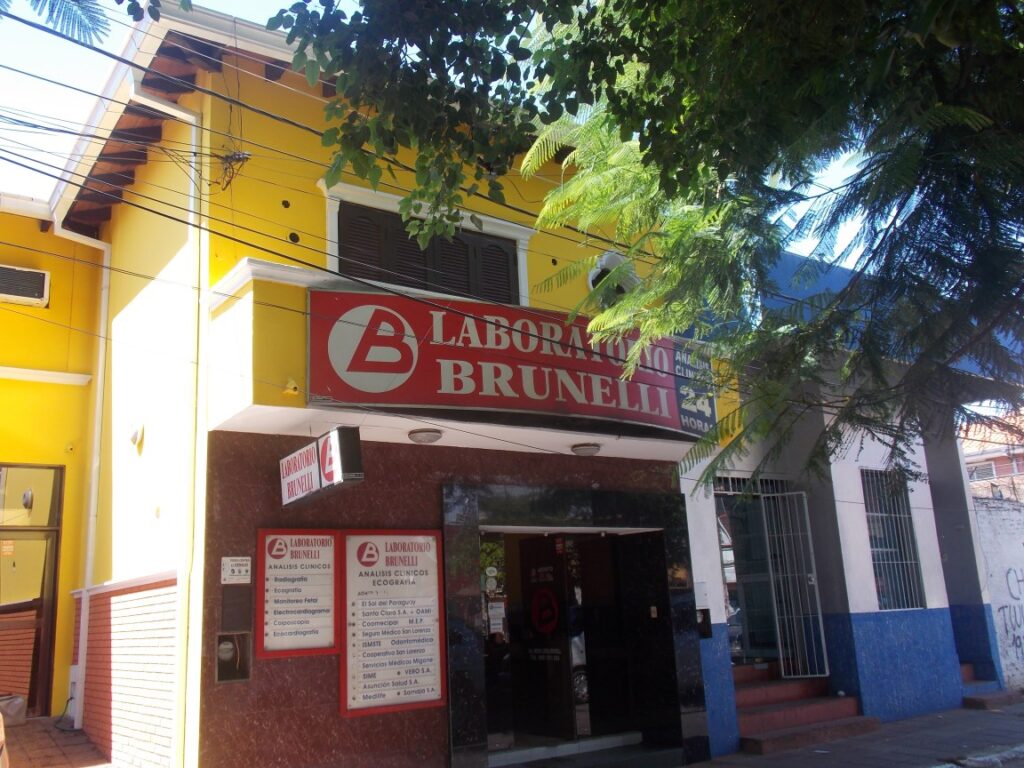 El Laboratorio Brunelli, empezó el 16 de diciembre de 1983 con instrumentos alquilados, hoy día cuenta con cinco locales