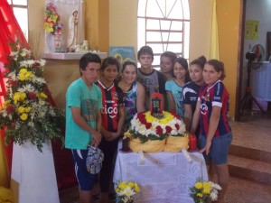 El grupo juvenil que hoy nos recibió en la coqueta capilla Santo Rey II de Laurelty San Lorenzo