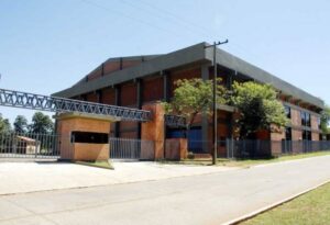 Fachada del Polideportivo de la Facultad de Economia de la UNA. (Imagen abc color)