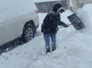 Aqui Marithe paleando la nieve, si no limpian desde la puerta los camineros y la vereda reciben multa