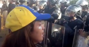 Las interpelaciones de la joven estudiante hizo que dos policías mujeres derramaran algunas lágrimas. (imagen sopitas.com)