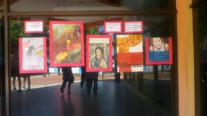 5 afiches y 3 cartelitos indicativos pegados en en el frente del edificio municipal es lo que la municipalidad ha hecho por el "Día Internacional de la Mujer"