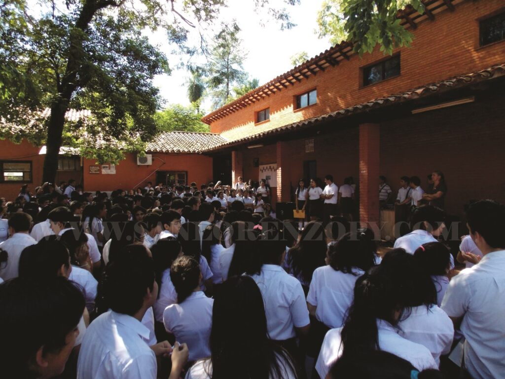 Imagen de esta mañana donde maYoria de los alumnos anunciaron su rechazo respecto a la posible vuelta de la Lic. Graciela Vargas como directora general del CRESR