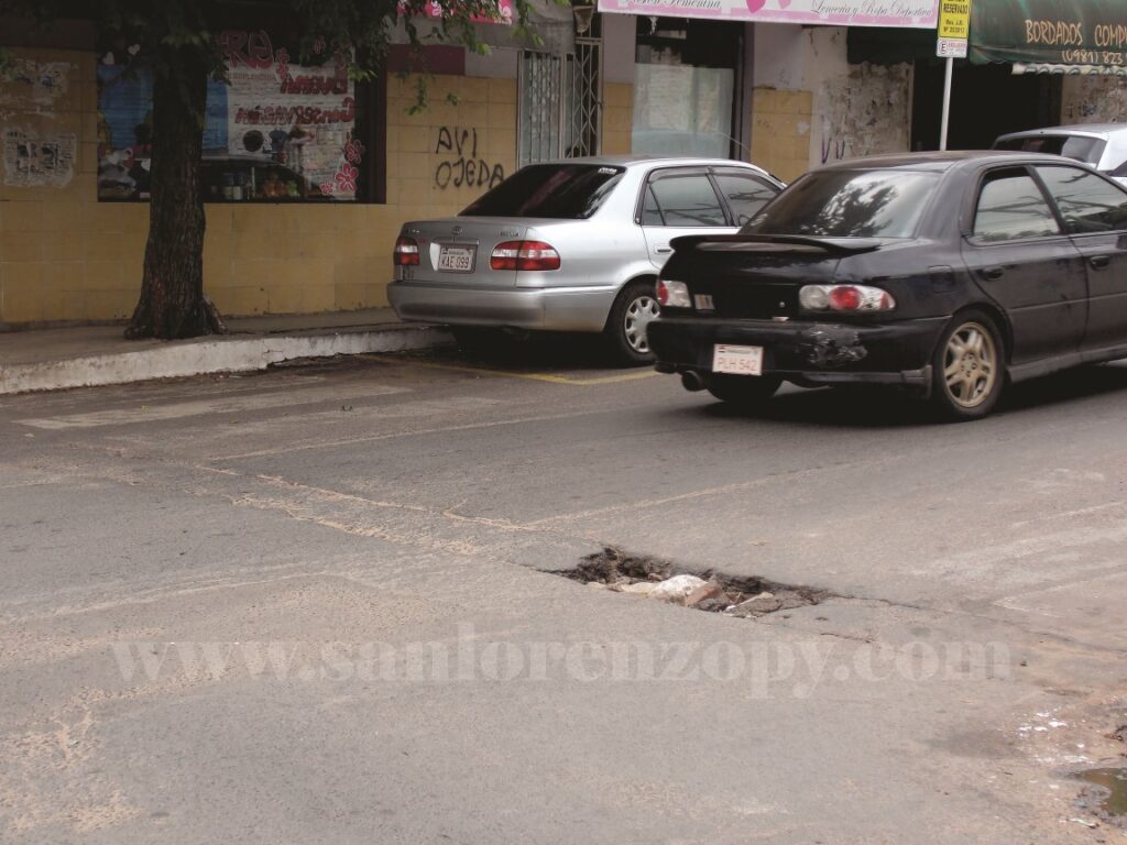 El bache se va agrandando cada vez mas y en cualquier momento puede ser causa de algún accidente