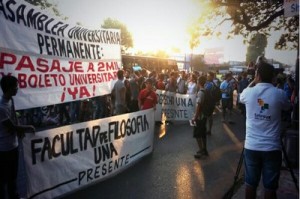 Los estudiantes universitarios reclaman el boleto universitario a través de varias manifestaciones. (imagen del 11 de febrero pasado telesurtv)