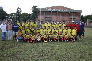 Jugadores, cuerpo técnico y dirigentes en la cancha de la facultad de Ciencias Económicas. (Imagen crédito Rayadito Pasión)