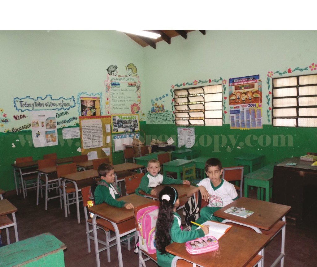 En una de las aulas de la escuela Luis Caminos se ve a cuatro escolares de distintos grados esperando a que sus padres puedan retirarlos, fue ayer a las 13:30 horas