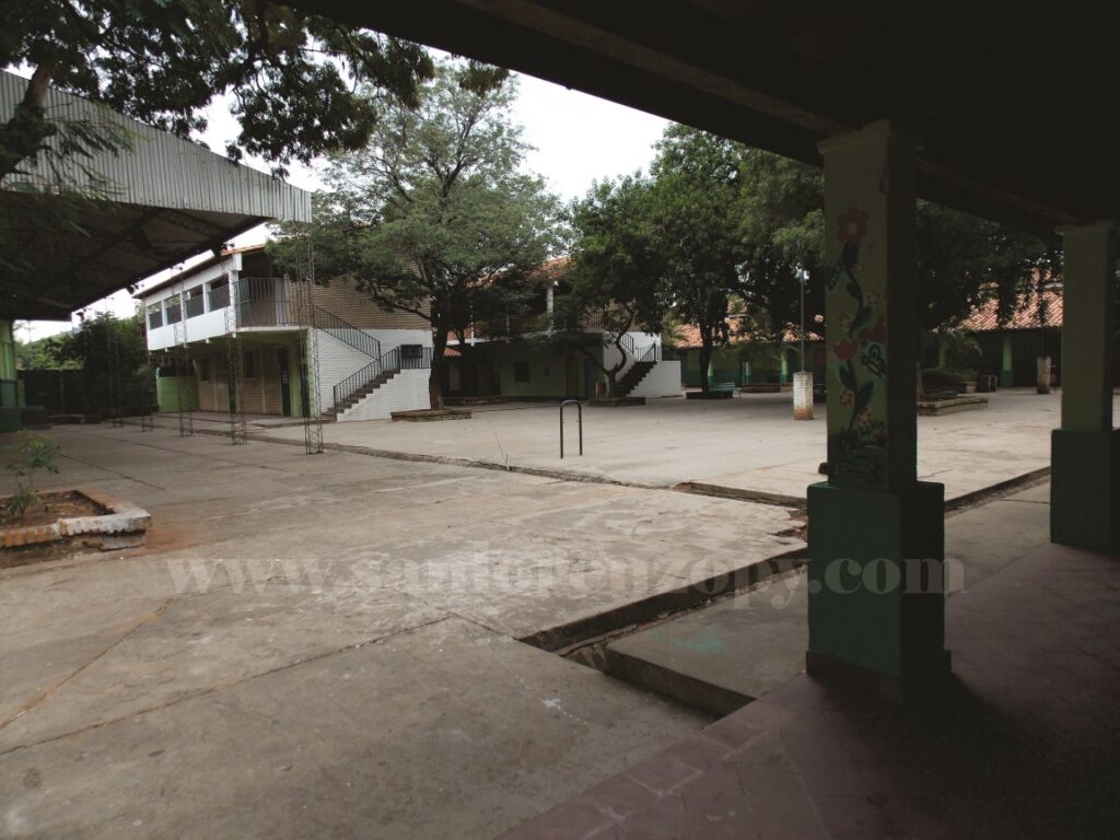 Vista del patio de la Escuela Luis Caminos hoy a las 13:30 hs