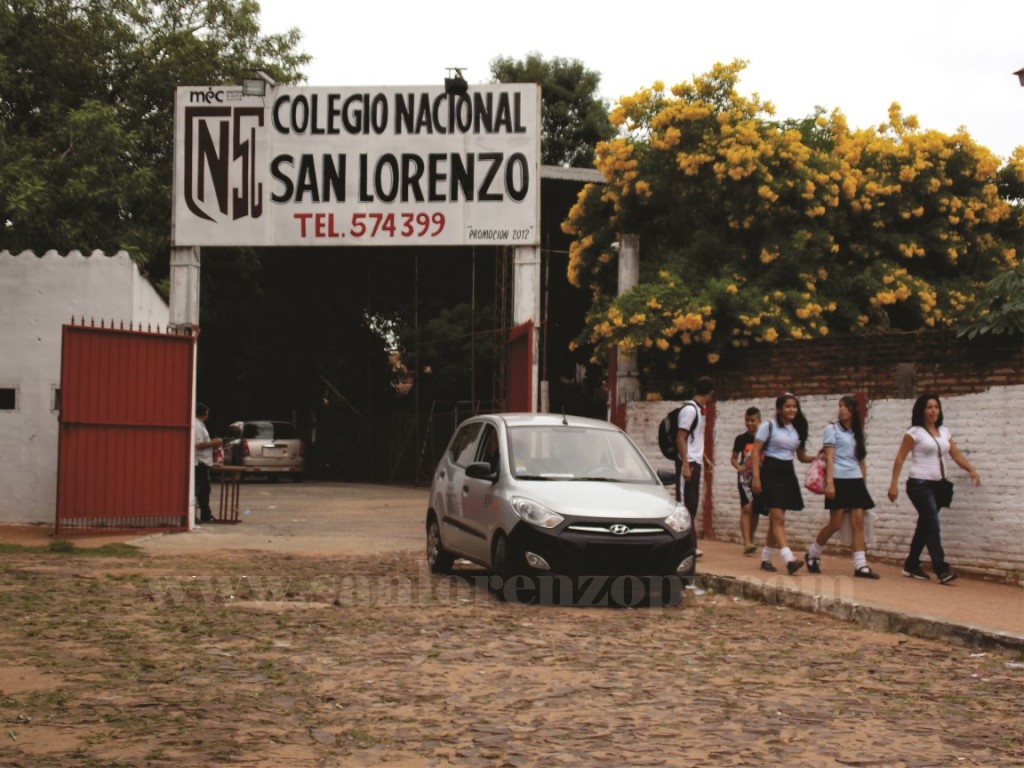 Los pocos estudiantes que llegaron al colegio Nacional San Lorenzo tuvieron que retirarse nuevamente. (Imagen 13:30 hs de hoy)
