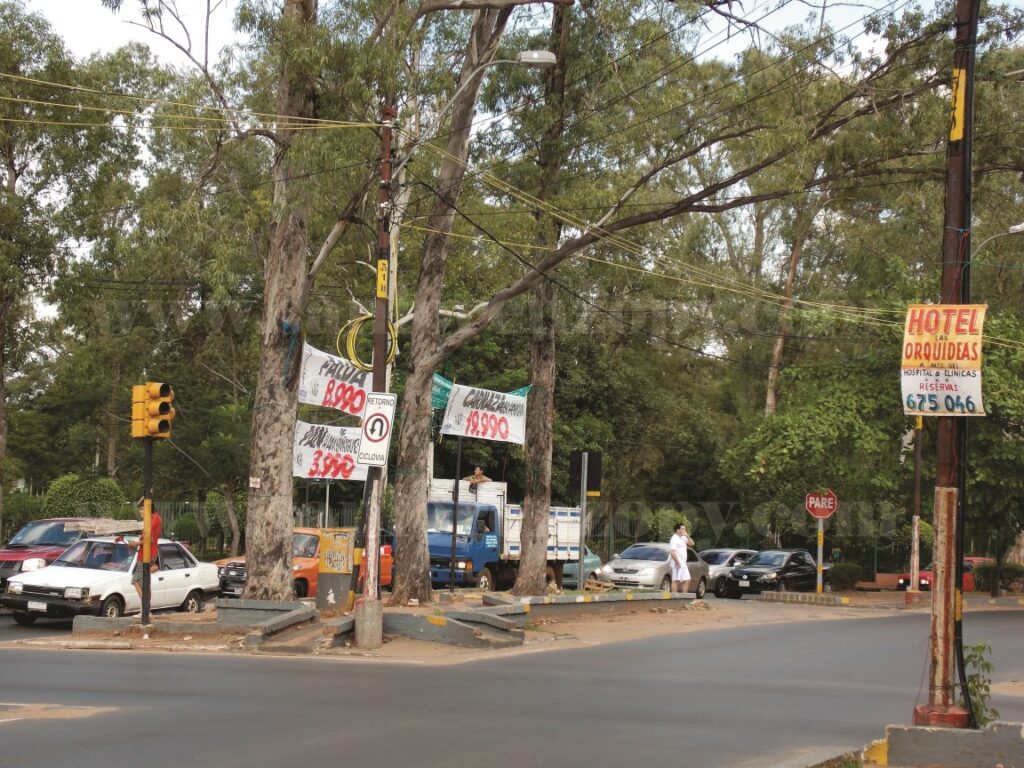 Panorama del trafico y polución visual y el tráfico de vehículos en cualquier día, esto aumentaría drásticamente con la instalación de un supermercado en la zona