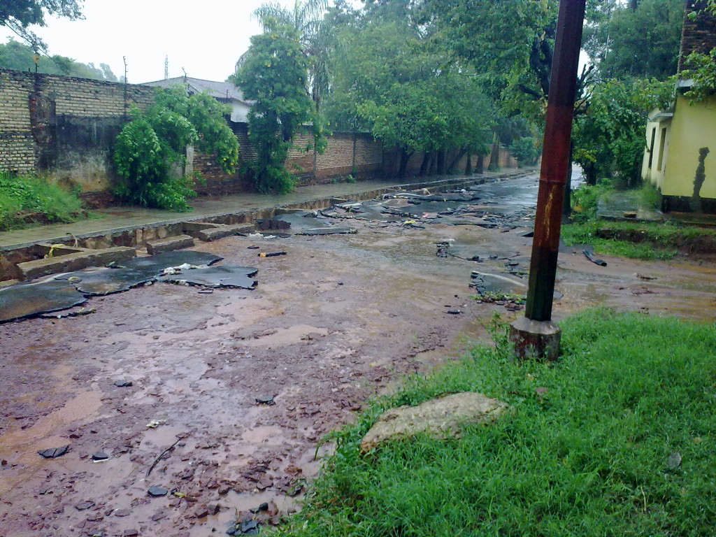 La avda queda prácticamente intransitable luego de las lluvias de ayer