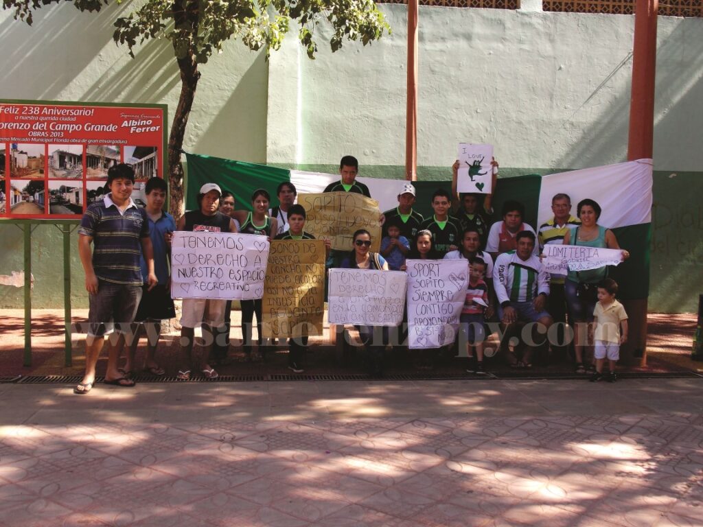 Grupo de personas que fueron a la municipalidad para pedir que se desafecte o que la Municipalidad compre los tres predios que usa la comunidad