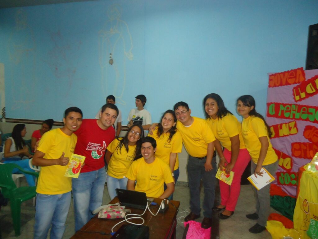 Dirigentes de la Pastoral Juvenil de la Diócesis en el día del lanzamiento del material para Pascua Joven 2014 hecho por ellos mismos. (Imagen facebook María Liz Medina)