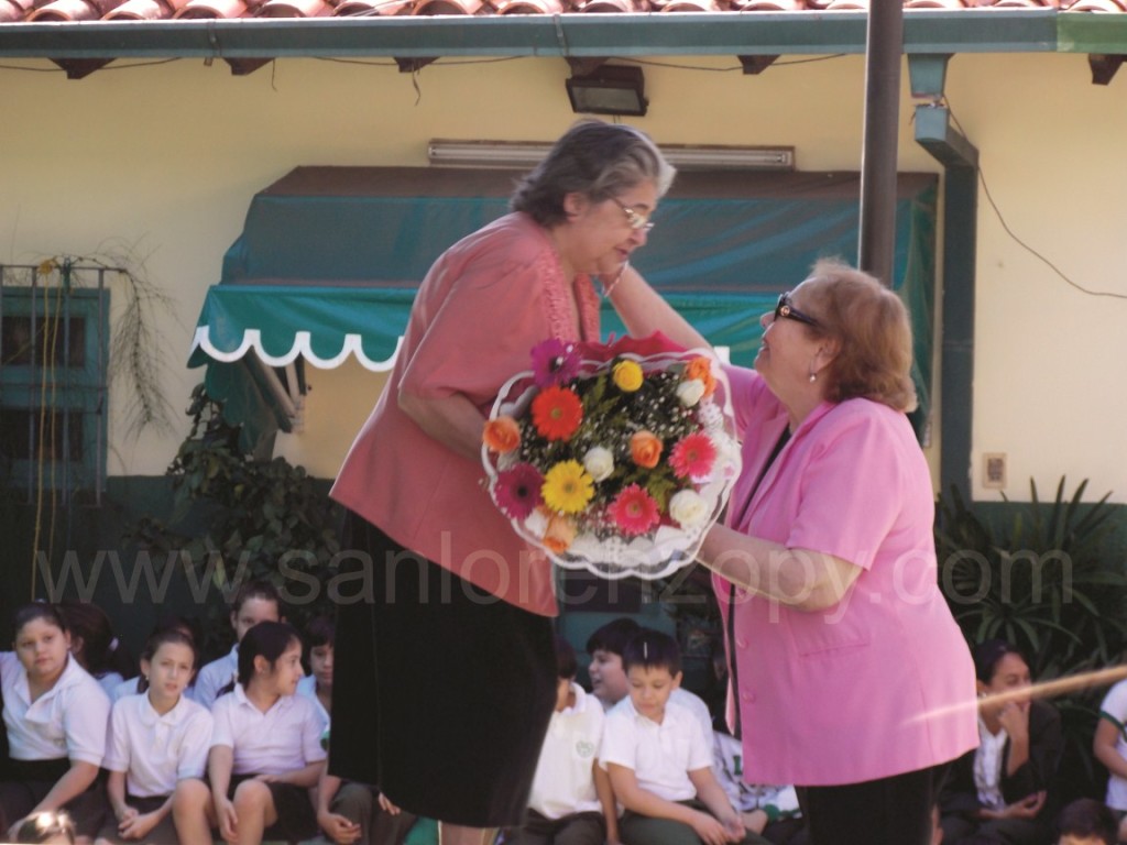 Momento en que la directora general del CELSP, hace entrega de un ramo de flores a la profesora Graciela Martinez de Miret